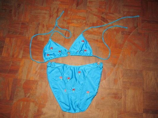 Bikini bleu ruiné