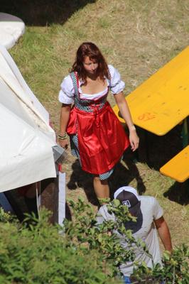 Geile Sau im Dirndl sous les chemins