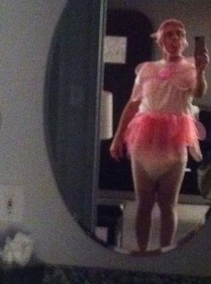 Moi, sissybabysidney, je modélise mes vêtements de poule mouillée