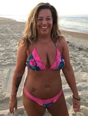 Sexy MILF mit großen Titten im Bikini. 