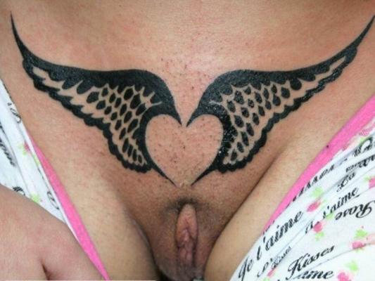 tatouages ​​exhibant y compris la chatte