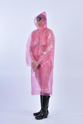 Mamie en imperméable en plastique