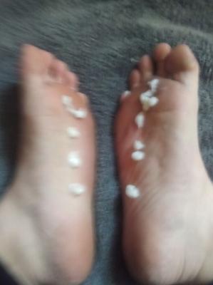 Mes pieds lotionnés en désordre sont encore plus salissants