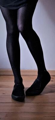 Teen and her legs wearing tights and vans :P