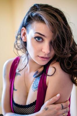 Suicide Girls - Pialora - Chambre Jaune