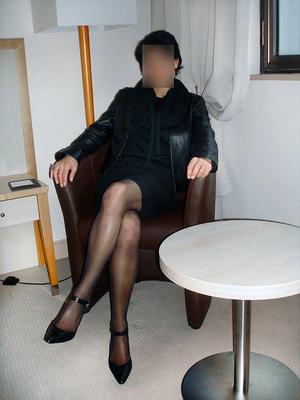 Amateur in black pantyhose. So sexy !