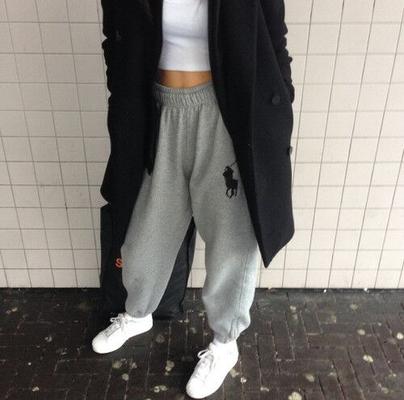 Sexy Mädchen in Jogginghosen