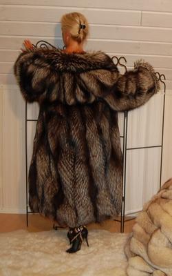 Swedish MILF in furs