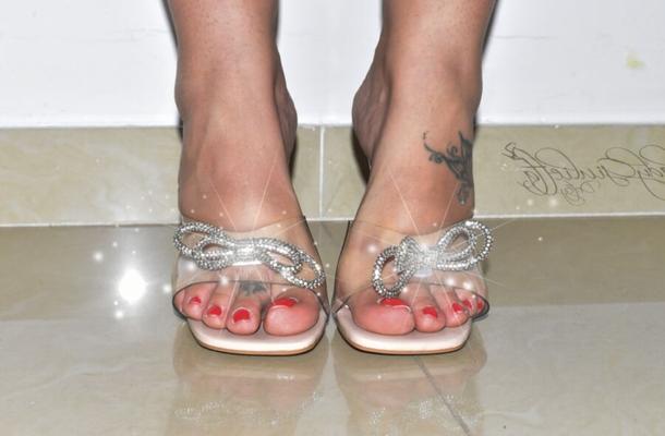 Tacones altos com lazo