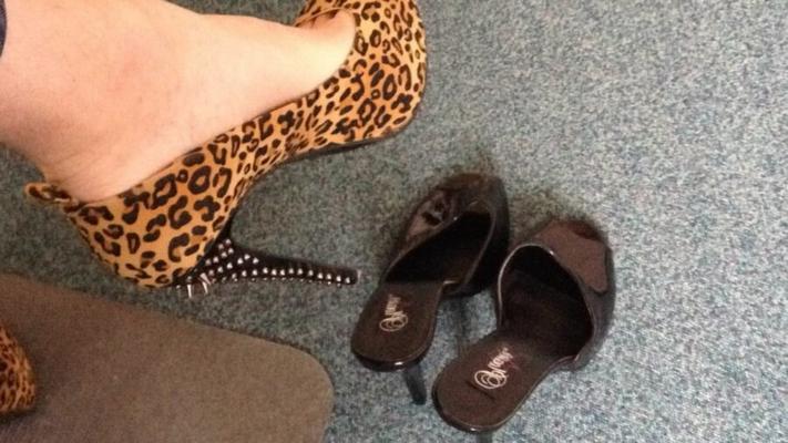 Zapatos de tacón alto de leopardo con adorable escote en los dedos