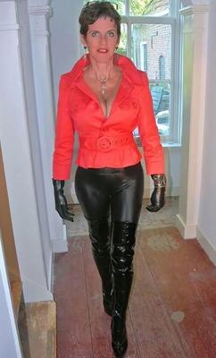 Jane mature sexy vêtue de cuir/latex et de bottes hautes