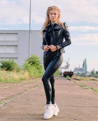 Leila Herring mit Handschellen aus Latex und Leder