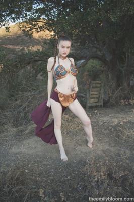 Cosplay - Emily Bloom dans le rôle de la princesse Leia Slave