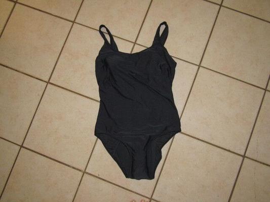 Un grand maillot de bain noir révèle son secret