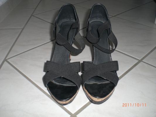 Ses chaussures compensées noires à talons hauts