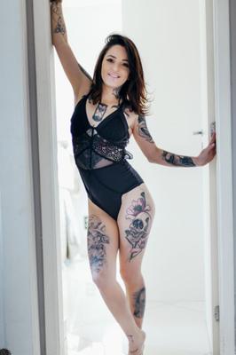 Suicide Girls – Khachery – Kann ich das Licht deines Morgens sein?