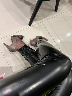 Dames En Cuir Et Latex 52