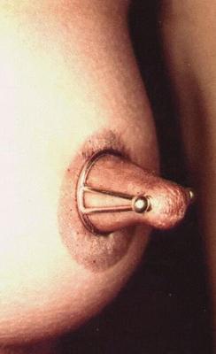 fetiche com piercing nos mamilos