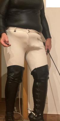 CD-Manuela als Mistress in Reiteroutfit