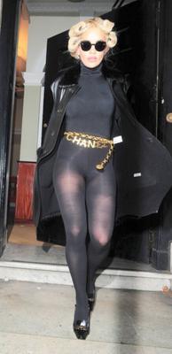 Rita Ora en collants noirs