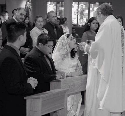 novia pensando en la noche de bodas durante la ceremonia