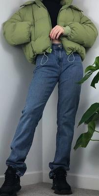 Jenny posando con sus nuevos jeans para comentarios