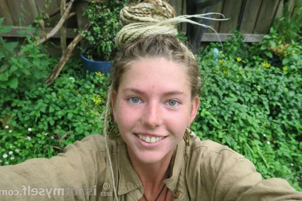 Fairy Fire Hippie blonde Dreadlocks im Freien