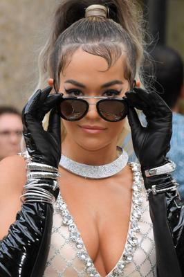 Rita Ora dans des gants sexy