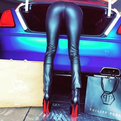 leggins brillantes con efecto mojado