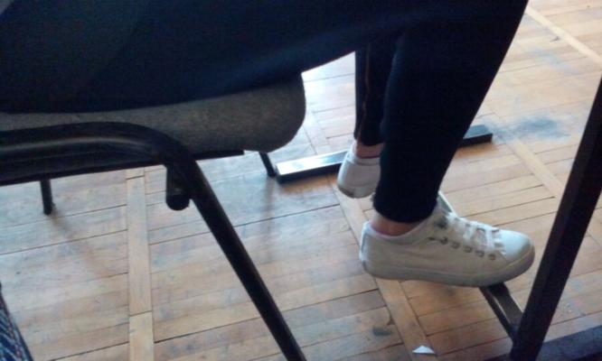 Fille sexy avec des chaussettes franche en classe