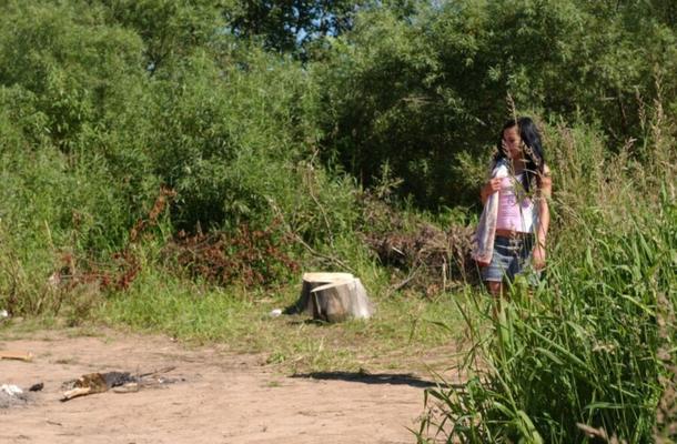 Chica joven mear en la naturaleza / Orinar deportes acuáticos