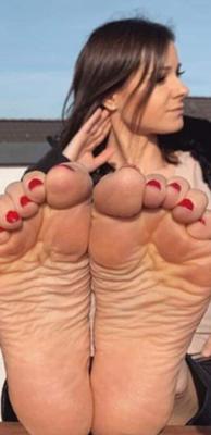 FEET SOLES PUSSIES