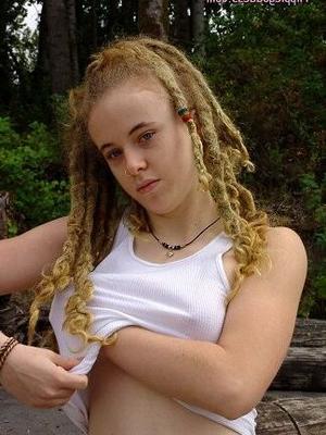 Déesse hippie Skye dreadlocks poilues en extérieur