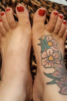 PIEDS ET JAMBES TATOUÉS (JE VEUX jouir partout)