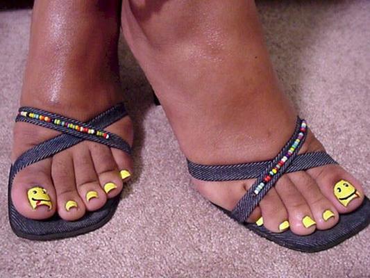 I AM A PERV: I JERK OFF TO YELLOW NAIL TOES #