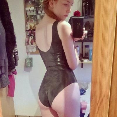 Sexe à la maison en latex