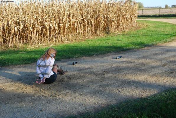 Fille attachée et bâillonnée sur la route du bois