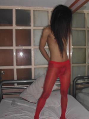 ladyboy en pantimedias rojas