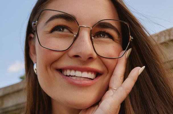 femme � lunettes, femme � quéquettes