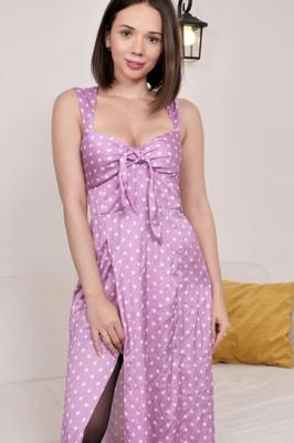 Eve Sweet con vestido morado