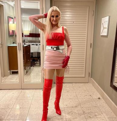 Belle blonde fétichiste mature avec des bottes hautes (spécial)