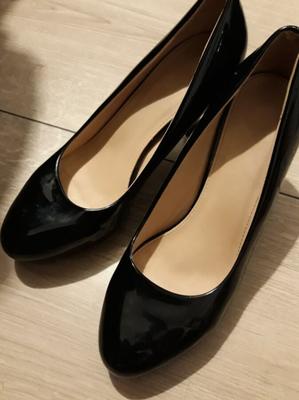 Getragene schwarze High Heels