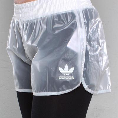 Adidas-Shorts aus Kunststoff