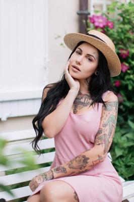 Suicide Girls - Blooma - Puedes dejarte el sombrero puesto