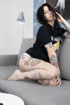 Suicide Girls - Vannacut - En attendant mon assassin