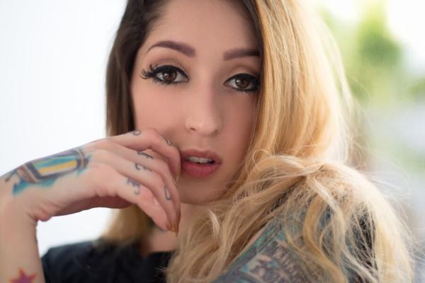 Suicide Girls – Jaqueline – Live Wire