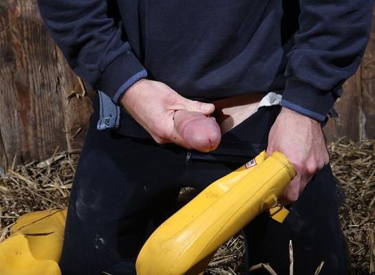 Sperme sur l'équitation et les bottes en caoutchouc