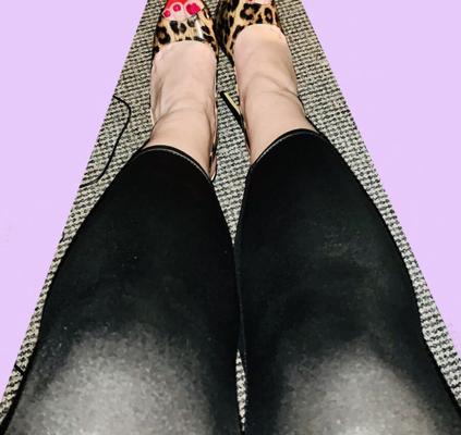 Leggings et talons effet mouillé sissy