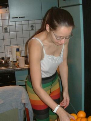 Mädchen in bunten Wollstrickstrumpfhosen