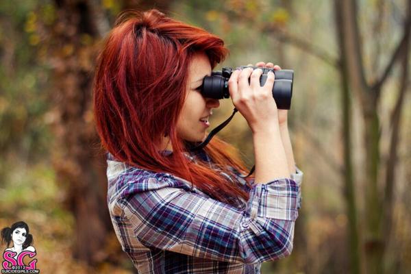 Chica gótica en la naturaleza